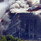 Фото из интернета. Рейс 77 врезается в западное крыло здания Пентагона, начинается сильный пожар. Это крыло Пентагона находится на ремонте, поэтому большинство офисов пустуют. Погибают все 64 человека на борту и 125 человек в здании