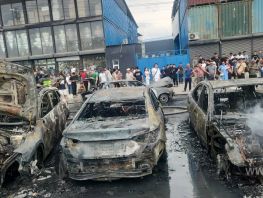 Several cars burn down in parking lot at Dordoi market in Bishkek