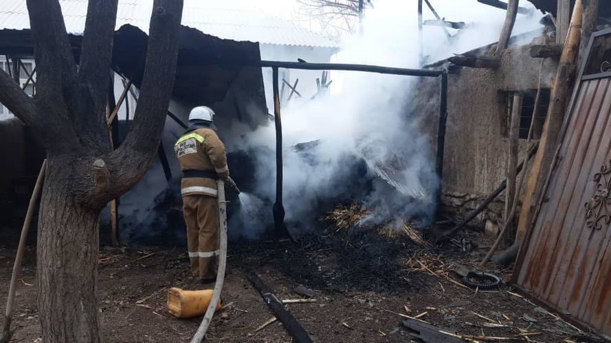 В Баткене сгорели сарай и грузовик