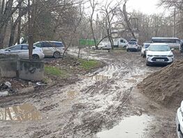 Жители 9-го микрорайона Бишкека жалуются на&nbsp;грязь у&nbsp;площадки с&nbsp;мусорными баками
