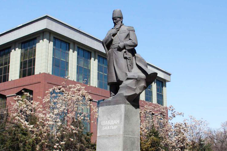 Фото из интернета. Памятник Шабдану баатыру в Бишкеке