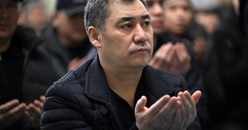 Президент провел ооз ачар в&nbsp;центральной мечети Бишкека
