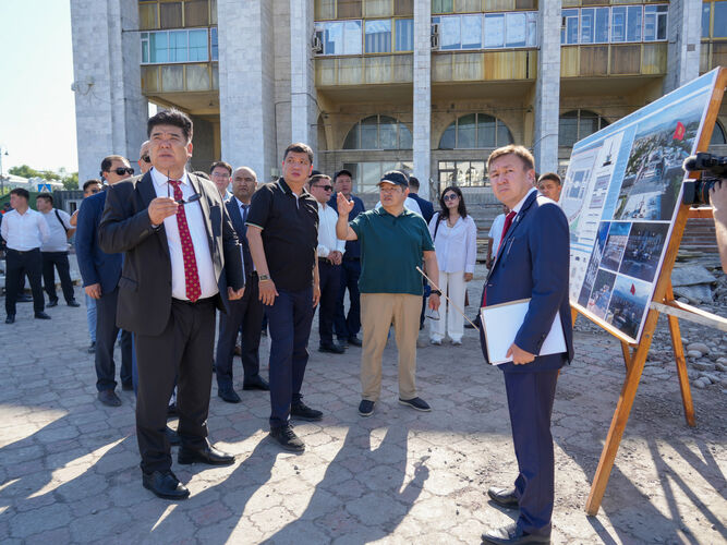 Акылбек Жапаров проверил, как ведется реконструкция площади Ала-Тоо