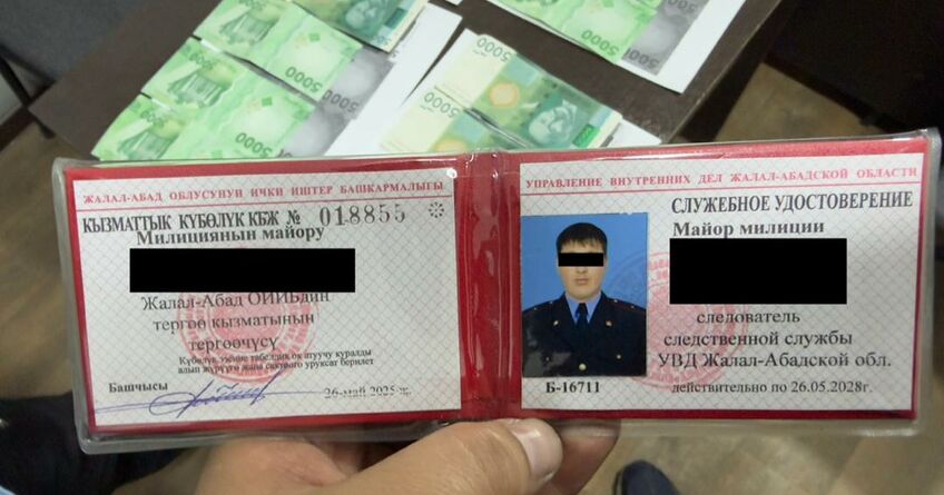 Брали взятку прямо в&nbsp;отделе. В&nbsp;Джалал-Абаде задержали милиционеров
