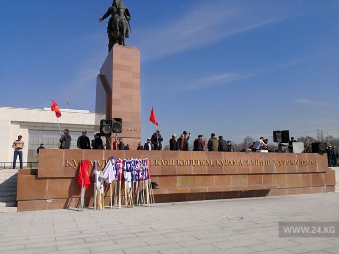 Фото 24.kg. Сторонники Садыра Жапарова собрались на площади Ала-Тоо