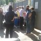 Фото читательницы 24.kg. Десятки людей ждут своей очереди, чтобы сдать тест на коронавирус