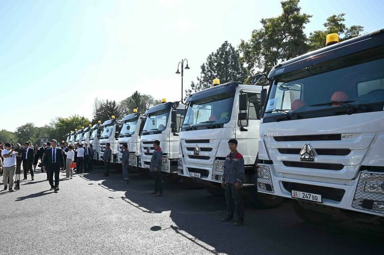 Фото Министрлер кабинети. Мамлекеттик органдарга кызматтык унаалардын ачкычтары тапшырылды