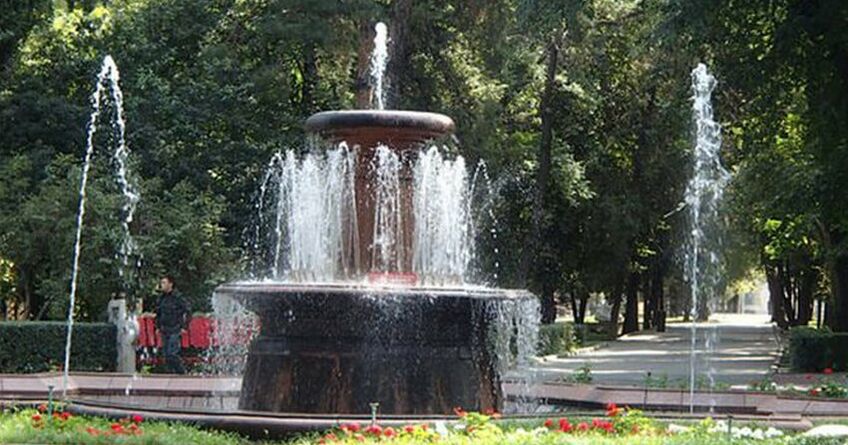 Мэр Бишкека потребовал вернуть фонтан, который уже разрушили до&nbsp;основания
