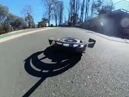 Робот-пылесос превратили в&nbsp;спорткар и&nbsp;разогнали до&nbsp;50&nbsp;километров в&nbsp;час
