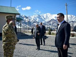 Садыр Жапаров Чоң-Алайдагы &laquo;Кара-Мык&raquo; чек ара бекетине барды
