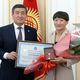 Фото пресс-службы президента Кыргызстана. Айсулуу Тыныбекова (справа) с наградой от президента Кыргызстана Сооронбая Жээнбекова. Бишкек, сентябрь 2019 года