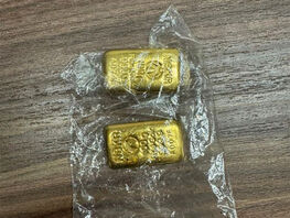 Сотруднику ГКНБ пытались дать взятку слитками золота
