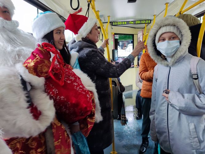 Фото пресс-службы мэрии Бишкека. Дед Мороз и Снегурочка поздравляют пассажиров троллейбусов с наступающим Новым годом