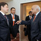 Фото аппарата правительства. Премьер-министр Кыргызстана Сапар Исаков встретился с государственным министром иностранных дел Индии Мушабаром Джавад Акбаром