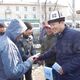 Фото ИА «24.kg». Глава фонда «Ыйман» Нуржигит Кадырбеков раздает флаеры на Ошском рынке