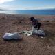 Фото из архива Андрея Кислицына. Уборка мусора на берегу Иссык-Куля