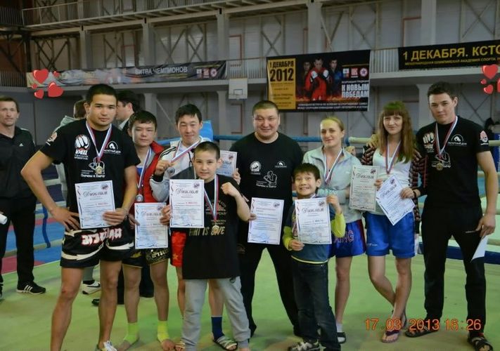 Фото Алмазбека Замирова. Алмазбек Замиров (четвертый слева) на первенстве России - 2013 по бирманскому боксу