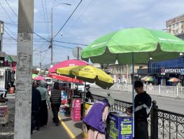 В&nbsp;городе&nbsp;Ош стихийная торговля захватила тротуар
