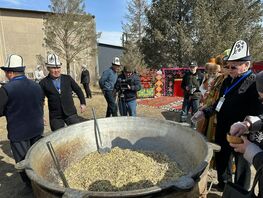 Пять казанов бешбармака и&nbsp;100-метровый чучук приготовили в&nbsp;Нарыне к&nbsp;Ноорузу
