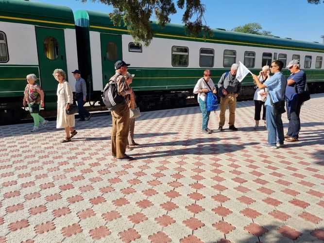 Фото пресс-службы «Кыргыз темир жолу». Встреча туристов на железнодорожном вокзале