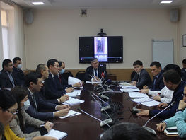 Выбрасывают вещи и&nbsp;держат машины&nbsp;&mdash; швейники жалуются на&nbsp;таможенников Казахстана
