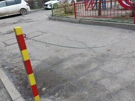 В&nbsp;микрорайоне &laquo;Джал&raquo; Бишкека цепью закрыли проезд во&nbsp;двор
