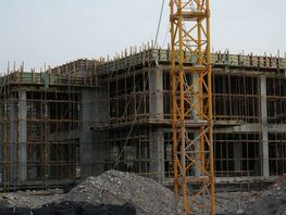 Жильцы дома на&nbsp;Жибек Жолу вновь жалуются на&nbsp;ночные работы и&nbsp;опасную стройку
