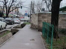 На&nbsp;улице Фере в&nbsp;Бишкеке снесут забор, который перекрывал часть тротуара
