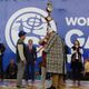 Фото 24.kg. Айдын Монгуш получает чемпионский тотем