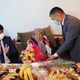 Фото полпредства Иссык-Кульской области. В Ак-Сууйском районе 101-летнюю Жумакан Желденову поздравили с Днем матери