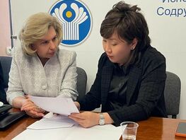 Акыйкатчы Минскте Тергөө абагында олтурган кыргыз жарандары менен жолугушту
