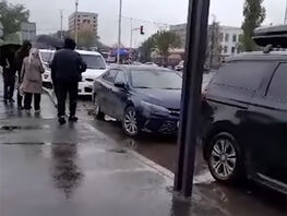 На&nbsp;проспекте Жибек Жолу в&nbsp;Бишкеке припаркованные машины заблокировали остановку
