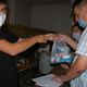 Фото 24.kg. Сотрудник аптеки при ночном стационаре обслуживает больных в красной зоне без СИЗ