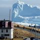 Фото REUTERS/Jody Martin. Жители южного побережья канадского острова Ньюфаундленд наблюдают за айсбергом, апрель 2017 года