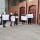 Фото 24.kg. Возле входа в Жогорку Кенеш организовали «коридор позора» для депутатов