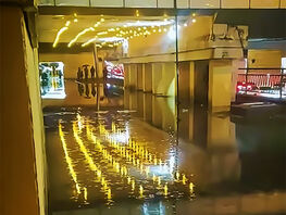 Тротуар под мостом на&nbsp;улице Байтика Баатыра в&nbsp;Бишкеке превратился в&nbsp;&laquo;озеро&raquo;
