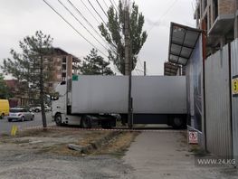 Чудаки парковки. В&nbsp;Кыргызстане грузовики диктуют пешеходам свои правила
