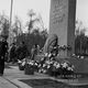 Фото ЦГА КФФД КР. Возложение венков к памятнику погибшим воинам, Кочкор-Ата, 1985 год