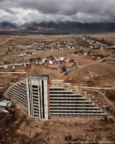 Фото со страницы Ланы Сатор в Instagram. Недостроенный советский санаторий на озере Иссык-Куль