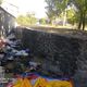 Фото Светланы Антроповой. В 4-м микрорайоне Бишкека мусор выбрасывают не в баки, а оставляют его позади них