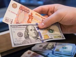 Стоимость доллара превысила отметку в&nbsp;100 рублей
