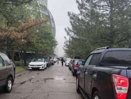 В&nbsp;центре Бишкека убрали заграждения, и&nbsp;тротуар снова заняли машины
