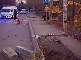 Нет освещения. Женщина сломала ногу из-за разрытого тротуара у&nbsp;школы в&nbsp;Бишкеке
