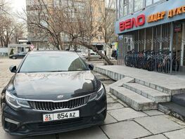 В&nbsp;Бишкеке автомобиль постоянно перекрывает вход в&nbsp;магазин на&nbsp;улице Московской
