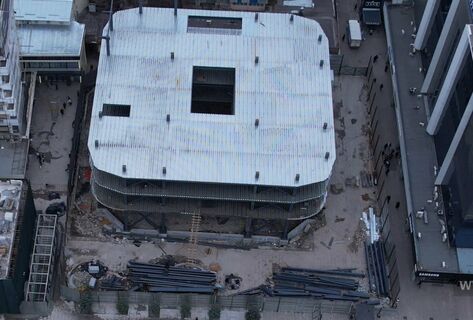 Обещали&nbsp;&mdash; сделали. Мэрия Бишкека начала демонтаж металлоконструкций возле ЦУМа
