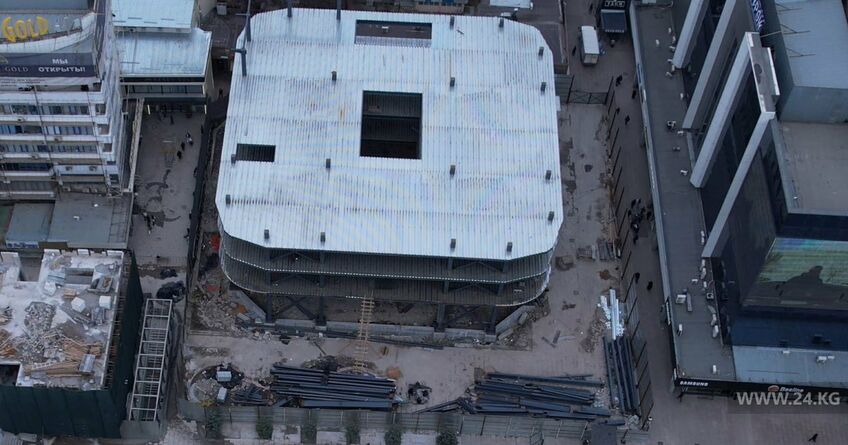 Обещали&nbsp;&mdash; сделали. Мэрия Бишкека начала демонтаж металлоконструкций возле ЦУМа
