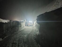 Түндүк-түштүк альтернативдик жолунда кар көчкү түшүп, жол эки тараптуу жабылды
