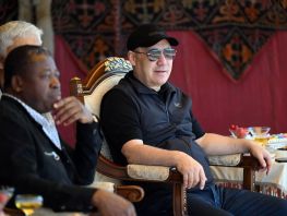 Садыр Жапаров прокатил гостя из&nbsp;Того и&nbsp;показал силу традиций на&nbsp;Иссык-Куле

