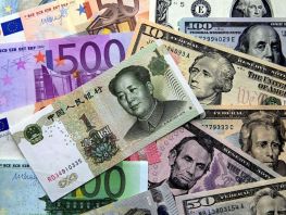 Доллар и&nbsp;рубль дешевеют: курс валют в&nbsp;обменках и&nbsp;Нацбанке на&nbsp;30&nbsp;апреля
