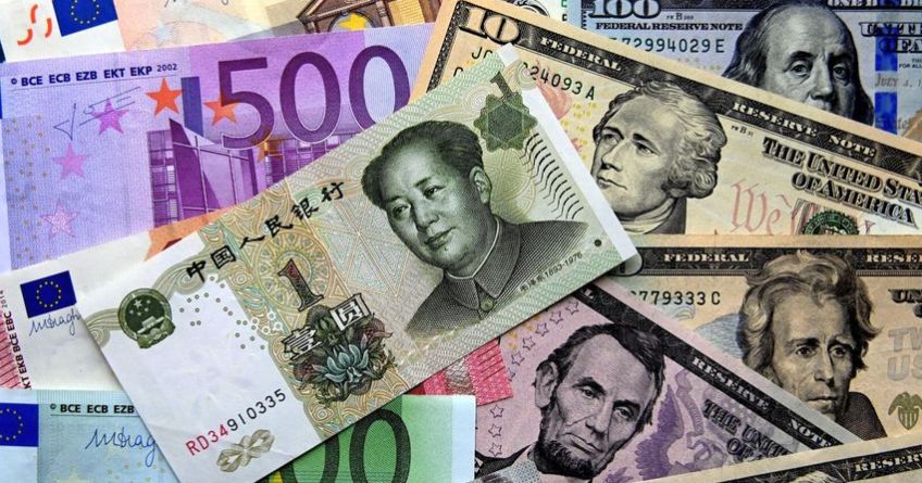 Доллар и&nbsp;рубль дешевеют: курс валют в&nbsp;обменках и&nbsp;Нацбанке на&nbsp;30&nbsp;апреля
